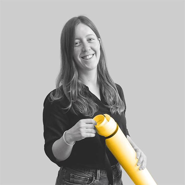 Team-rheform: Carolin Druba hält eine Planrolle in der Hand. Sie ist in der ImmobilienManagement GmbH in Berlin tätig