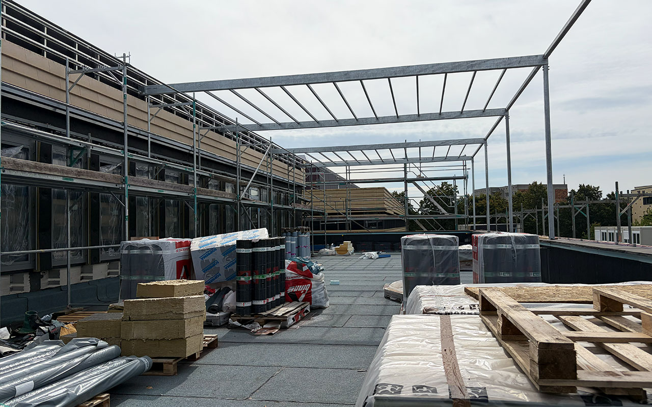 Künftige Dachterrasse des HIOH im Ausbau mit bereits errichteter Pergola