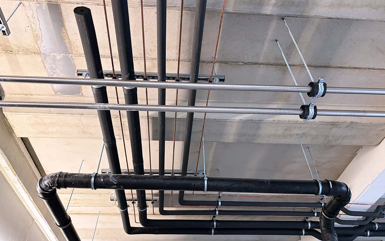 Dicht geführte technische Leitungen unter der Decke des HIOH