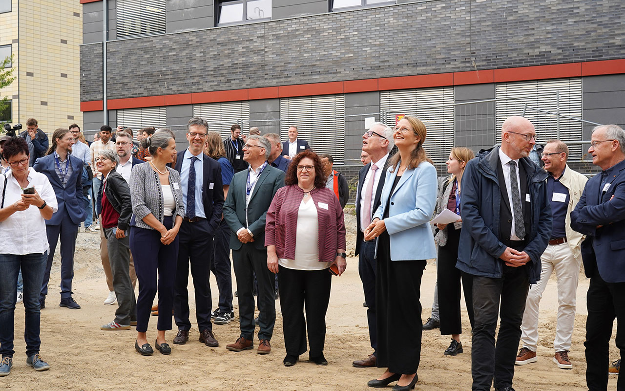 Gäste und Mitarbeitende beim Richtfest des HIOH-Neubaus in Greifswald