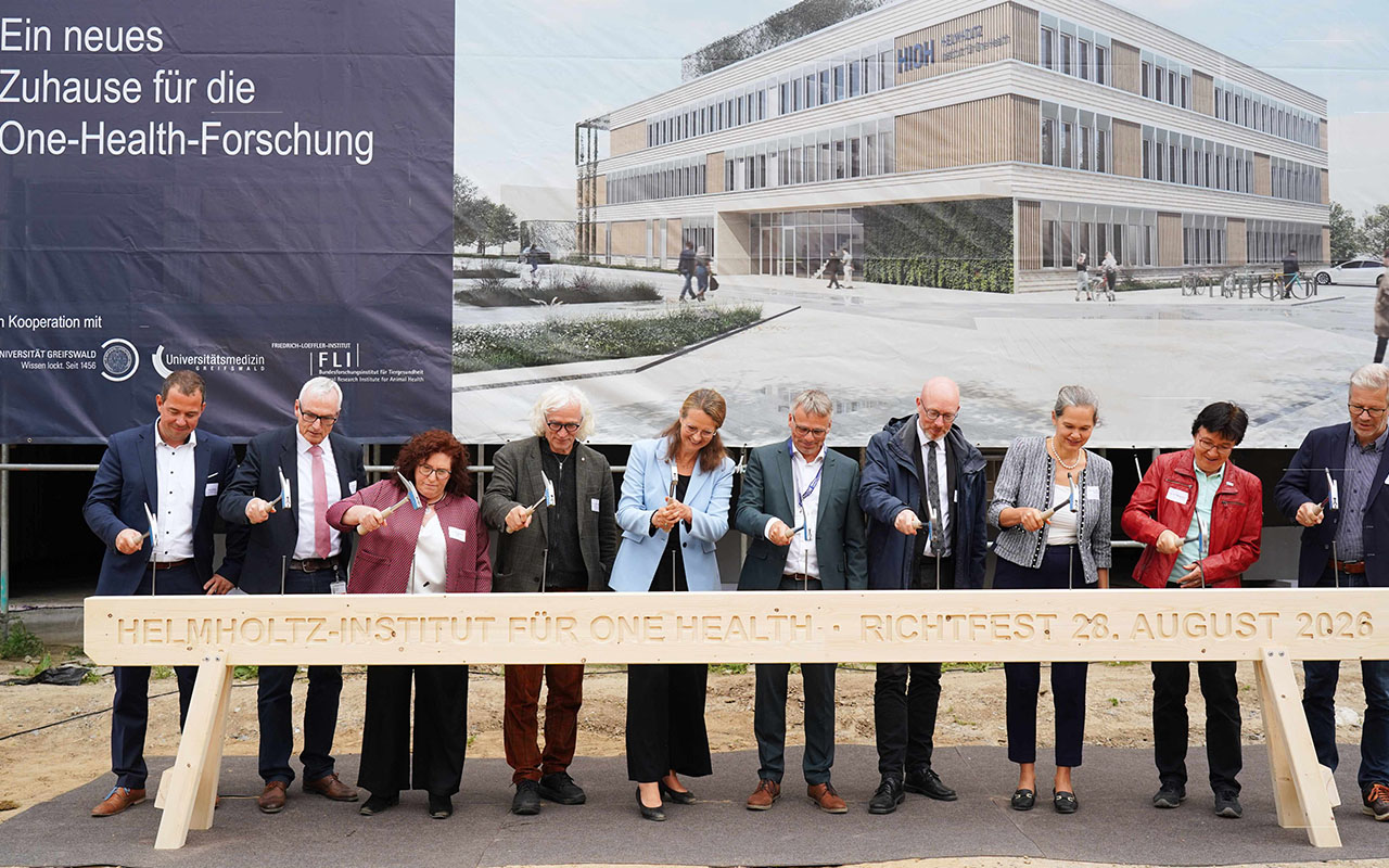 Ehrengäste beim symbolischen Nagelschlag zum Richtfest des HIOH-Neubaus V. l. n. r.: Oliver Grzesko, Prof. Karlhans Endlich, Prof. Katharina Riedel, Prof. Josef Penninger, Bettina Martin, Prof. Fabian Leendertz, Christian Pegel, Prof. Veronika von Messling, Prof. Christa Kühn und Dr. Stefan Fassbinder