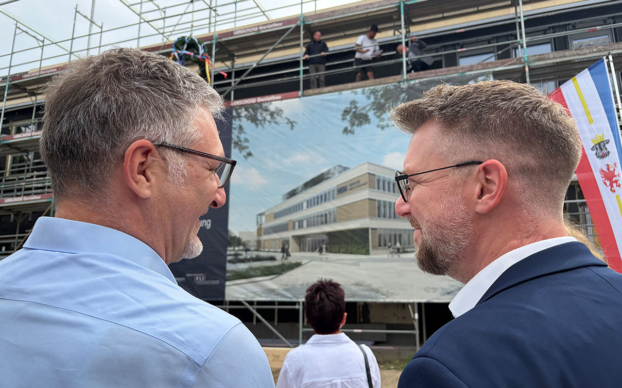Ivan Ivanov und Dennis Titze aus dem rheform-Projektteam beim Richtfest des HIOH