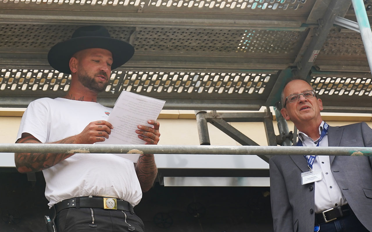 Zimmermann beim Richtspruch zum Richtfest des HIOH-Neubaus