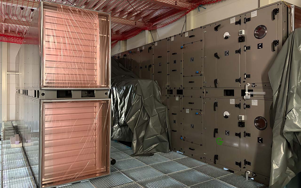 Montage technischer Anlagen im Technikgeschoss des HIOH