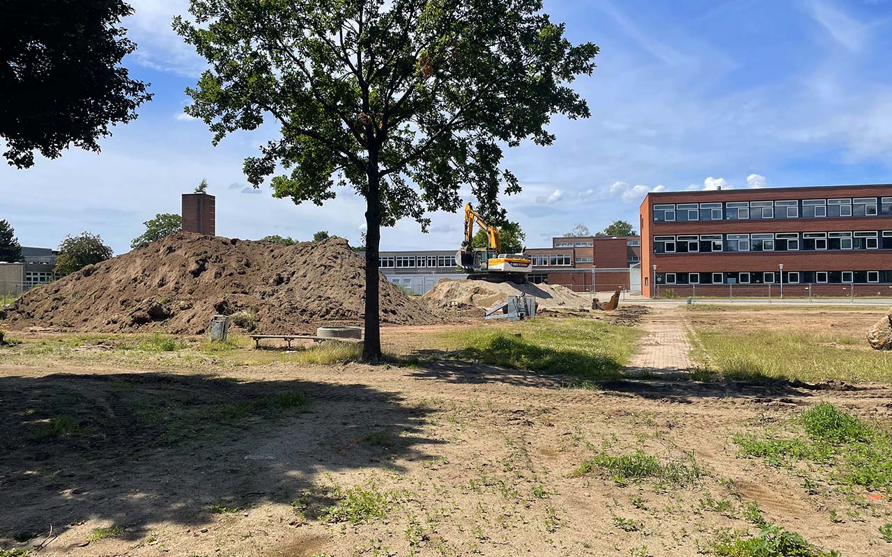Blick auf das Baufeld des Schulcampus Süd in Lehrte während der Erdarbeiten im Juli 2024. Die Aufnahme zeigt den Beginn der Bauphase mit Aushubarbeiten auf dem Gelände des Schulneubaus.