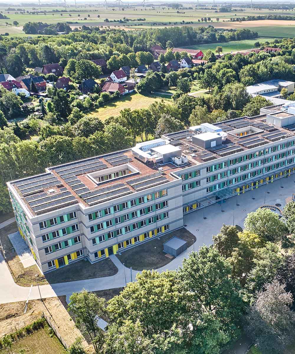Luftaufnahme des Schulcampus Süd in Lehrte mit den neuen Schulgebäuden für IGS und Realschule. Das von rheform im Rahmen der PPP-Beratung und des Bauprojektmanagements begleitete Schulbauprojekt zählt zu den größten Schulneubauten der Region.
